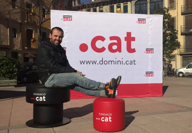 Arrenca La Gira del .cat a Vic per conscienciar de la importància que empreses i particulars adoptin el .cat