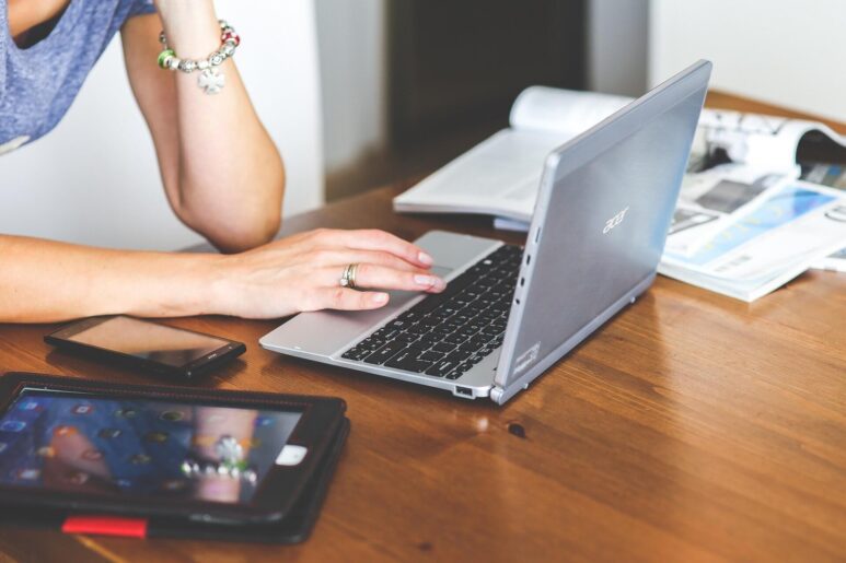 Formació de creació de pàgines web per a petits negocis.